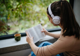 Joven disfrutando de una novela