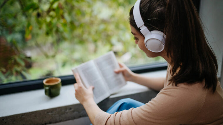 Joven disfrutando de una novela