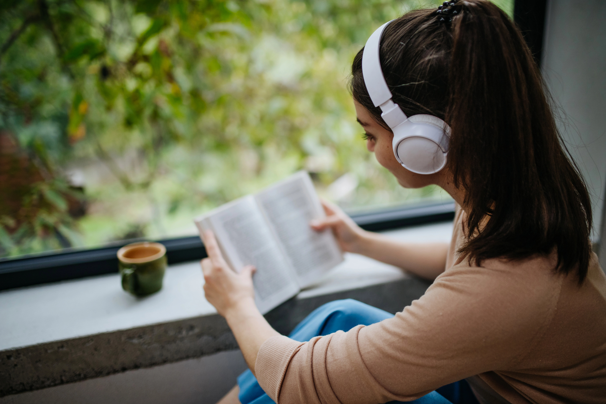Joven disfrutando de una novela