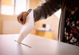 Mujer votando en elecciones