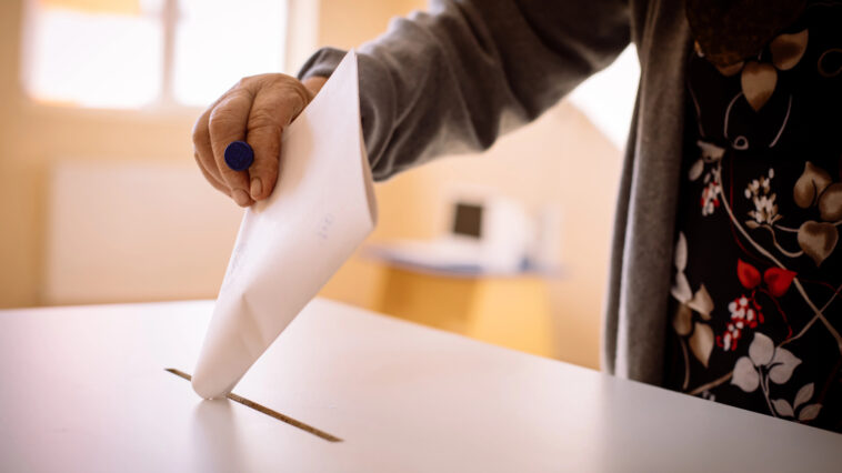 Mujer votando en elecciones