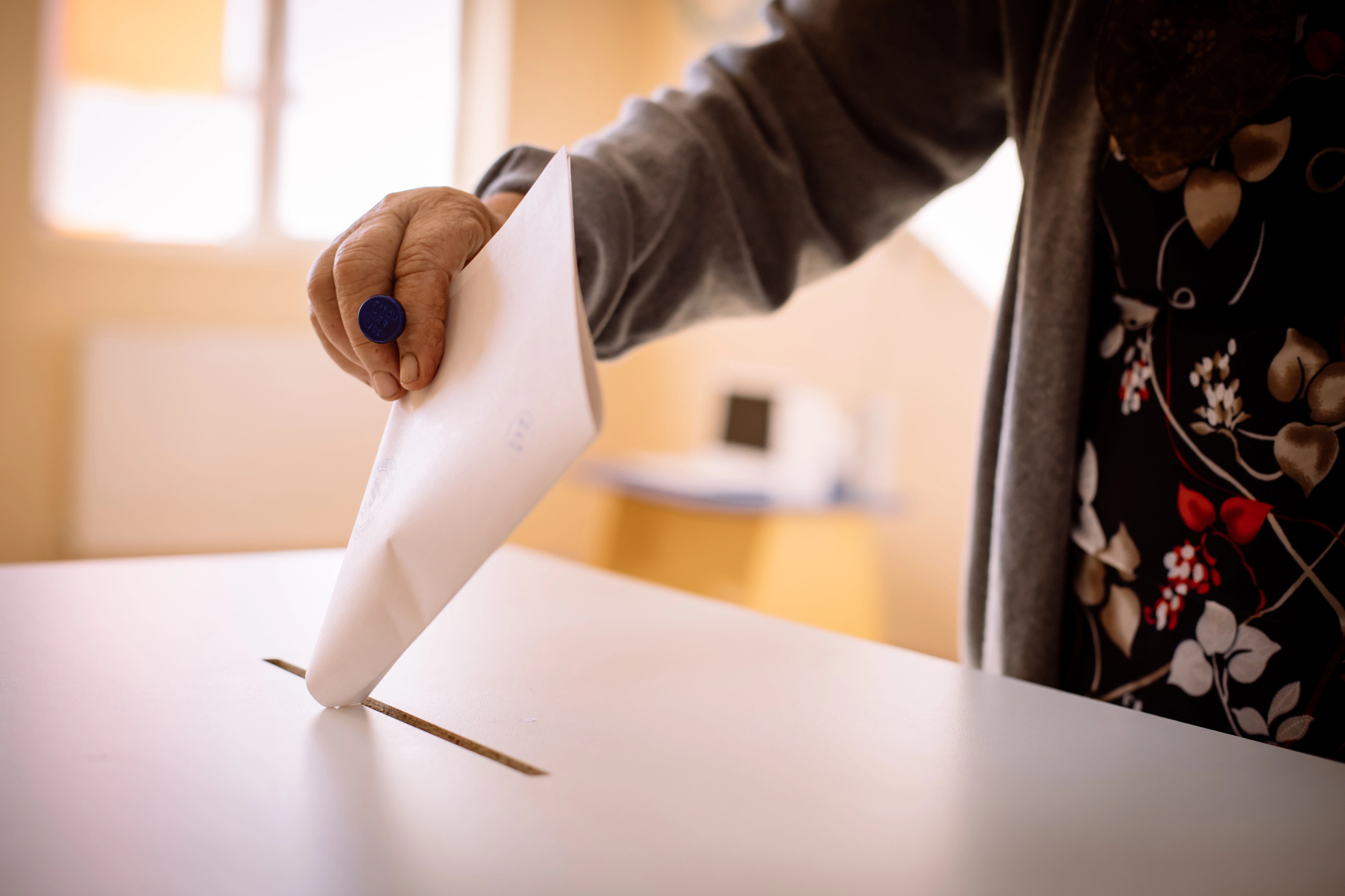 Mujer votando en elecciones