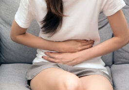 Joven con dolor de barriga