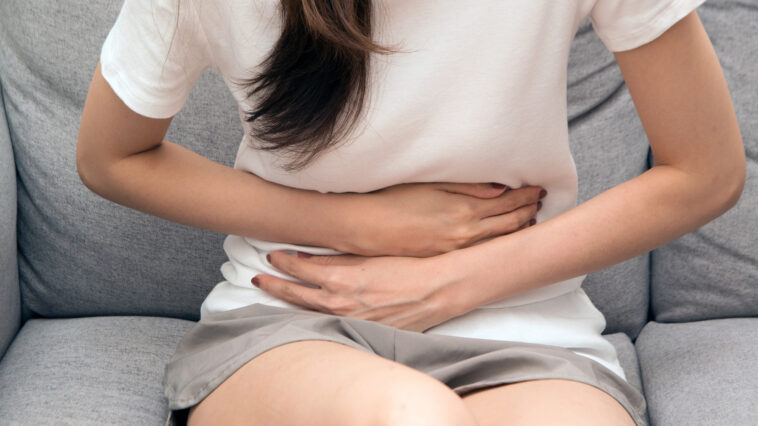 Joven con dolor de barriga