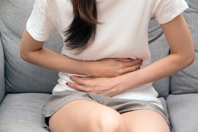 Joven con dolor de barriga