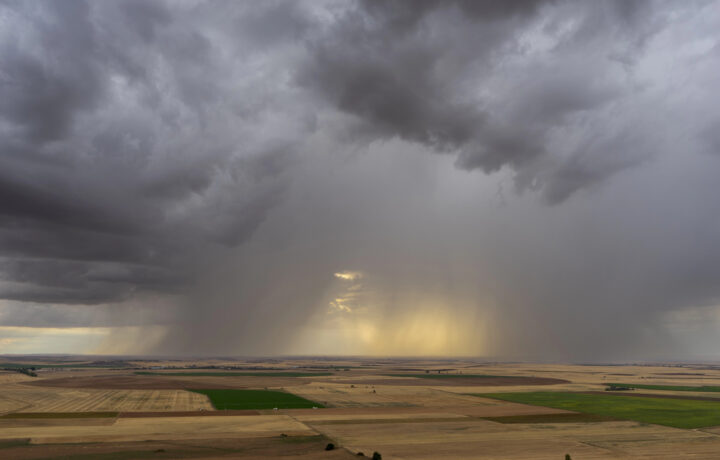 Vista de un campo sobre el que se está formando tormenta
