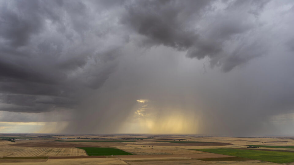 Vista de un campo sobre el que se está formando tormenta